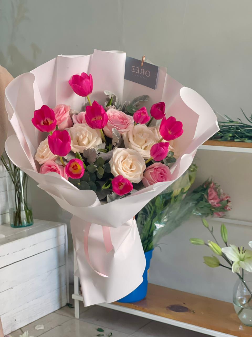 10 Tulipanes, 9 Rosas y Follaje