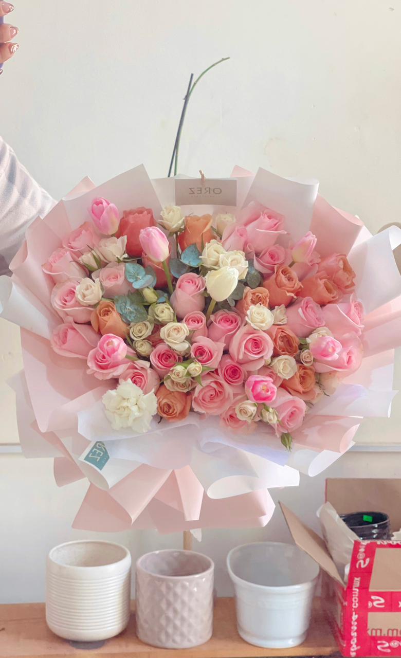 35 Rosas, 7 Tulipanes, 1 Paq Mini Rosa y Follaje