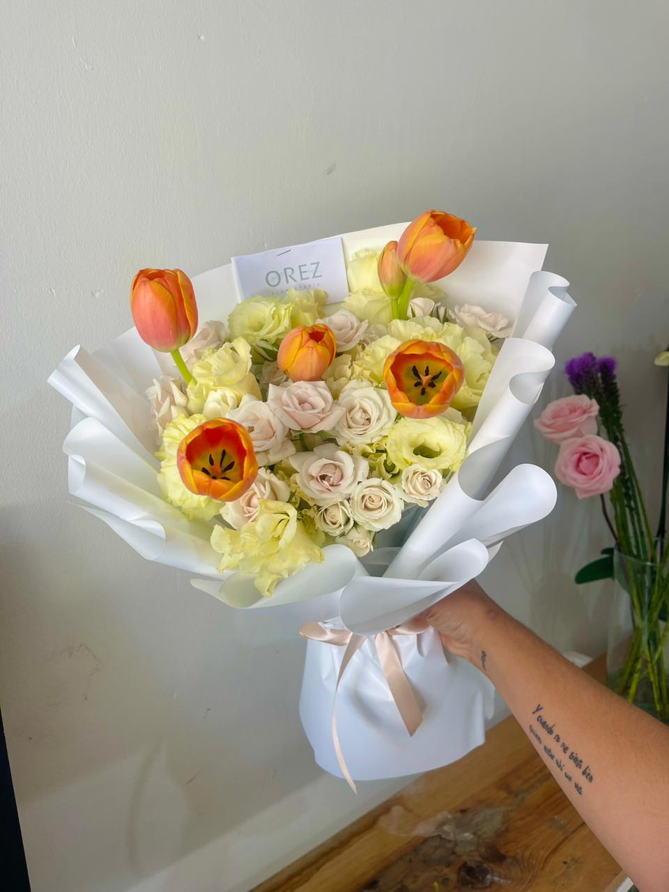 5 Tulipanes, 1 Paq Lisianthus, 1 Paq Mini Rosa