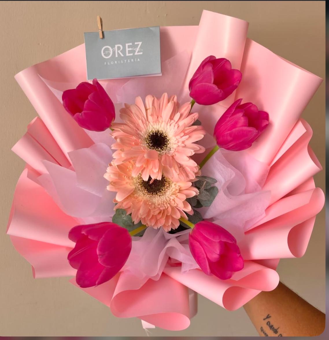 5 Tulipanes y 2 Gerberas