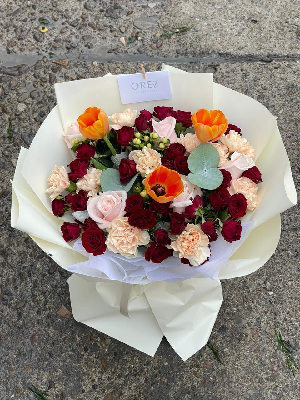 Tulipanes, Mini Rosa, Rosa, Claveles y Follaje